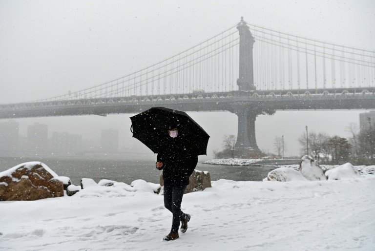 Texanos enfrentam longas filas sob frio polar para conseguir água potável Texanos enfrentam longas filas sob frio polar para conseguir água potável