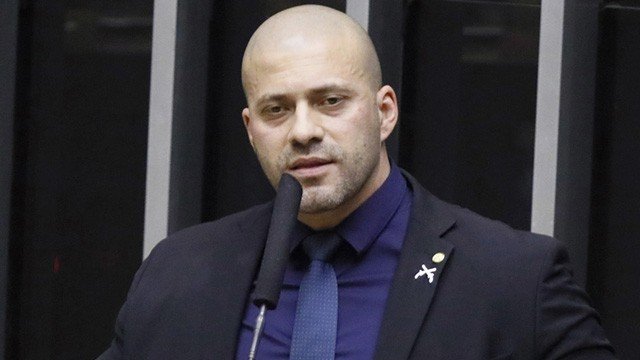 Alexandre de Moraes concede prisão domiciliar a deputado bolsonarista Alexandre de Moraes concede prisão domiciliar a deputado bolsonarista