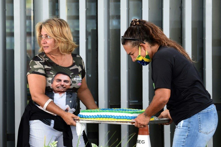 Bolsonaro aproveita seu aniversário para voltar a atacar restrições da pandemia Bolsonaro aproveita seu aniversário para voltar a atacar restrições da pandemia