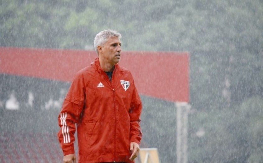 Sob forte chuva, São Paulo treina no CT da Barra Funda pela manhã Sob forte chuva, São Paulo treina no CT da Barra Funda pela manhã