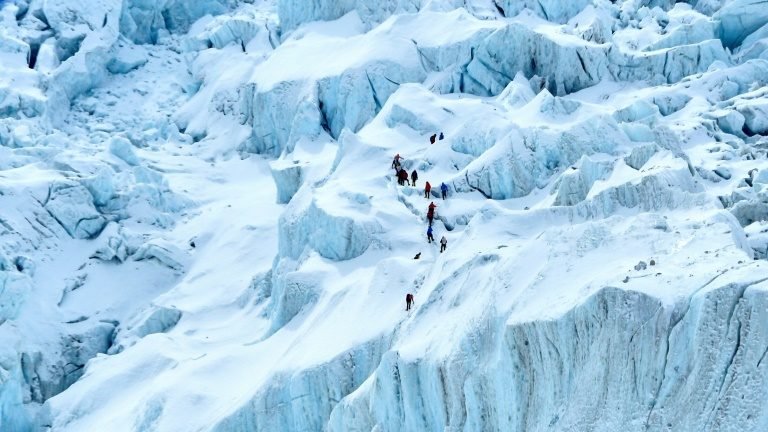 Dois alpinistas, um americano e um suíço, morrem no Everest Dois alpinistas, um americano e um suíço, morrem no Everest