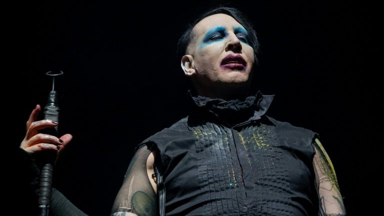 Após acusações de abuso, polícia cumpre mandado em casa de Marilyn Manson