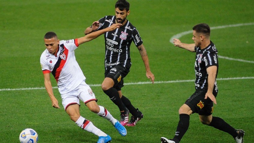 Em noite de Fernando Miguel, Atlético-GO bate o Corinthians na estreia de Sylvinho Em noite de Fernando Miguel, Atlético-GO bate o Corinthians na estreia de Sylvinho