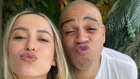 Adriano Imperador apresenta namorada à família no Rio Adriano Imperador apresenta namorada à família no Rio
