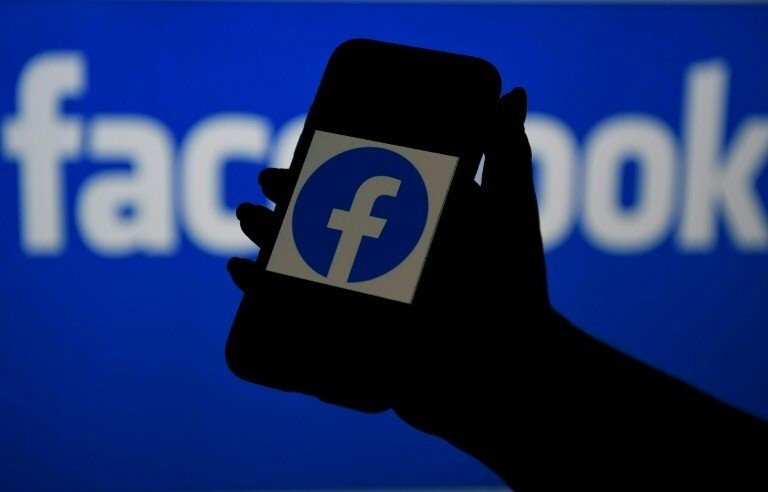 Facebook vai deixar de vetar teorias sobre origem da covid em laboratório Facebook vai deixar de vetar teorias sobre origem da covid em laboratório