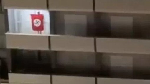 Polícia conclui sem indiciamento inquérito sobre bandeira nazista vista na sacada de prédio em SC Polícia conclui sem indiciamento inquérito sobre bandeira nazista vista na sacada de prédio em SC