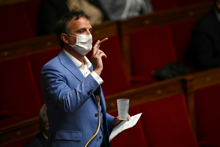 Deputado francês exibe baseado no Parlamento para exigir legalização da cannabis