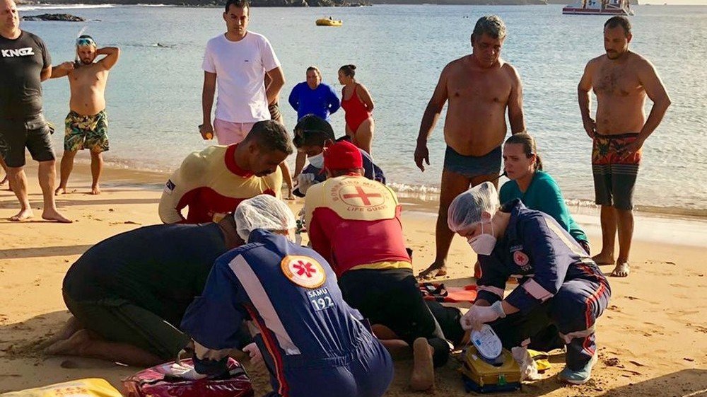 Turista morre após mergulhar usando prancha puxada por barco em Noronha Turista morre após mergulhar usando prancha puxada por barco em Noronha