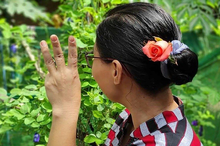 Birmanesa Aung San Suu Kyi agradece com flores a apoio de seguidores Birmanesa Aung San Suu Kyi agradece com flores a apoio de seguidores