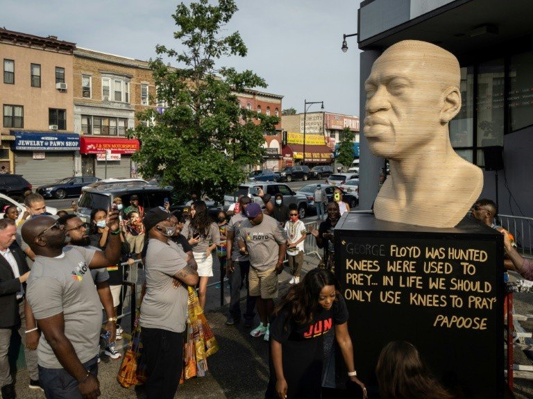 Grupo neonazista vandaliza estátua de George Floyd em Nova York Grupo neonazista vandaliza estátua de George Floyd em Nova York