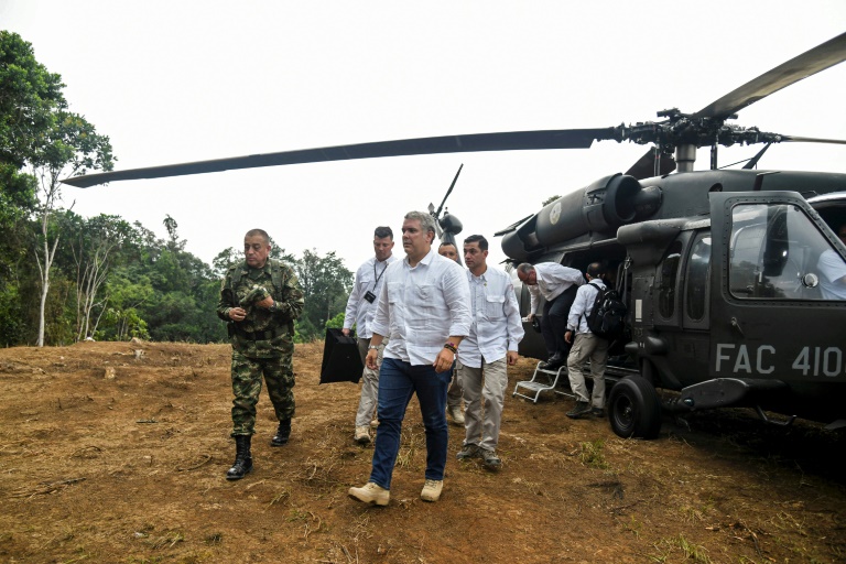 Helicóptero em que viajava presidente da Colômbia sofre ataque a tiros