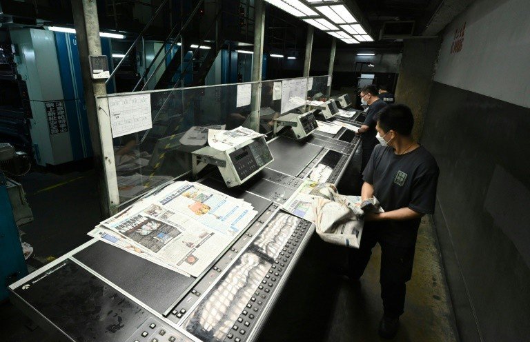 Jornal pró-democracia de Hong Kong anuncia que seu último número será publicado na quinta-feira Jornal pró-democracia de Hong Kong anuncia que seu último número será publicado na quinta-feira