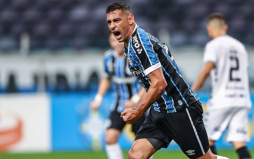 ‘Ajudinha’ do ídolo Diego Souza em gol do Sport contra o Grêmio viraliza entre rubro-negros ‘Ajudinha’ do ídolo Diego Souza em gol do Sport contra o Grêmio viraliza entre rubro-negros