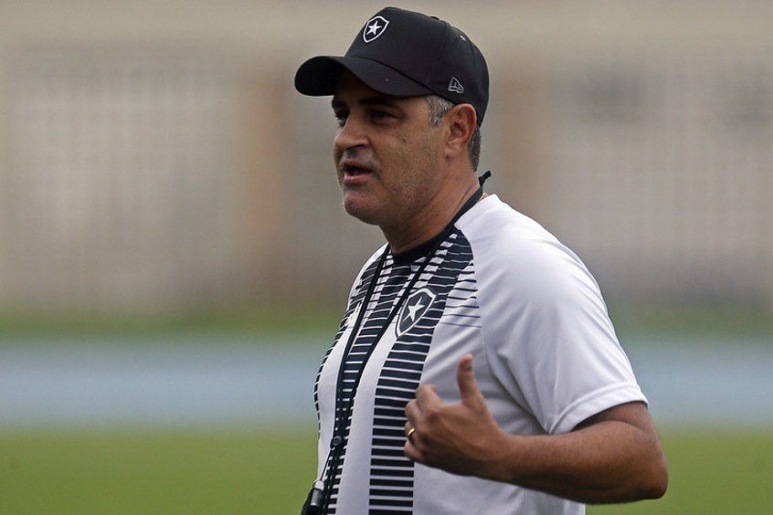 Chamusca enaltece funcionários do Botafogo após semana com trocas de sedes: ‘Heróis invisíveis’ Chamusca enaltece funcionários do Botafogo após semana com trocas de sedes: ‘Heróis invisíveis’