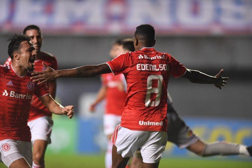 Com um a menos, Inter bate Bahia e conquista primeira vitória no Brasileirão Com um a menos, Inter bate Bahia e conquista primeira vitória no Brasileirão