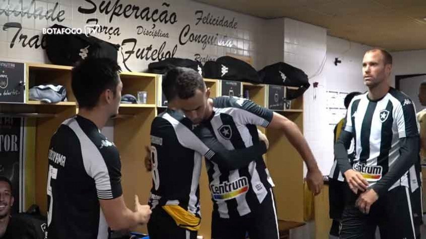 Carli e Ricardinho incentivam o grupo em vitória sobre o Remo; veja os bastidores do triunfo do Botafogo Carli e Ricardinho incentivam o grupo em vitória sobre o Remo; veja os bastidores do triunfo do Botafogo