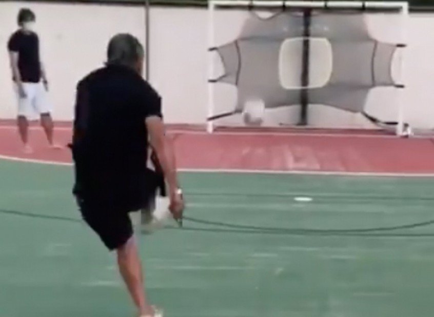 Galvão publica desafio de futebol com neto e brinca: ‘Vivi um drama’; veja o vídeo Galvão publica desafio de futebol com neto e brinca: ‘Vivi um drama’; veja o vídeo