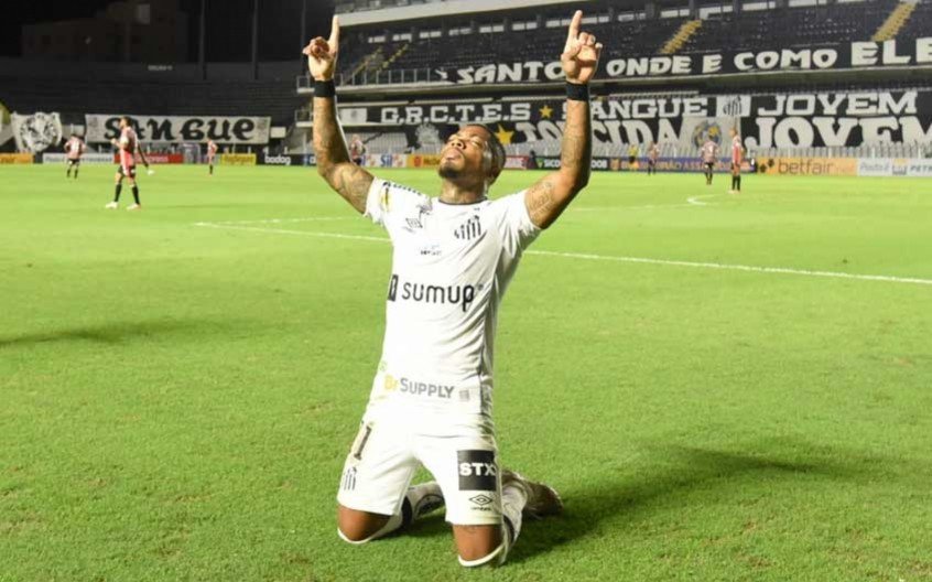 Marinho tranquiliza torcida após substituição e valoriza John Marinho tranquiliza torcida após substituição e valoriza John