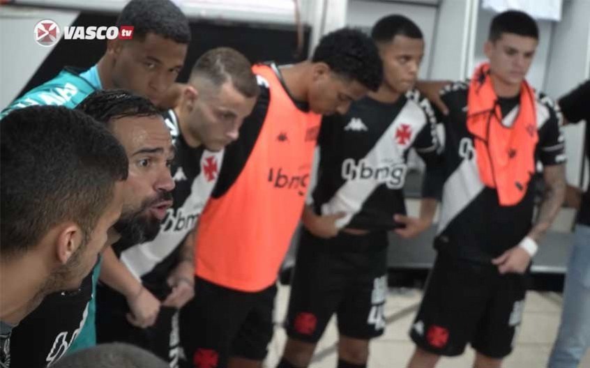 Liderança de Leandro Castan e discurso motivacional: os bastidores da vitória do Vasco sobre o CRB Liderança de Leandro Castan e discurso motivacional: os bastidores da vitória do Vasco sobre o CRB