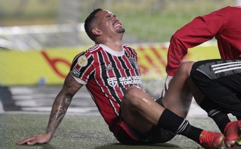 Mais desfalques: Luciano deixa o gramado lesionado e São Paulo tem dois suspensos contra o Santos Mais desfalques: Luciano deixa o gramado lesionado e São Paulo tem dois suspensos contra o Santos