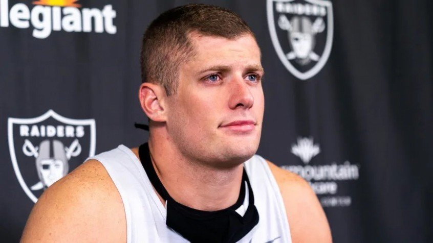 Camisa de Carl Nassib assume liderança em vendas da NFL após jogador se assumir gay Camisa de Carl Nassib assume liderança em vendas da NFL após jogador se assumir gay