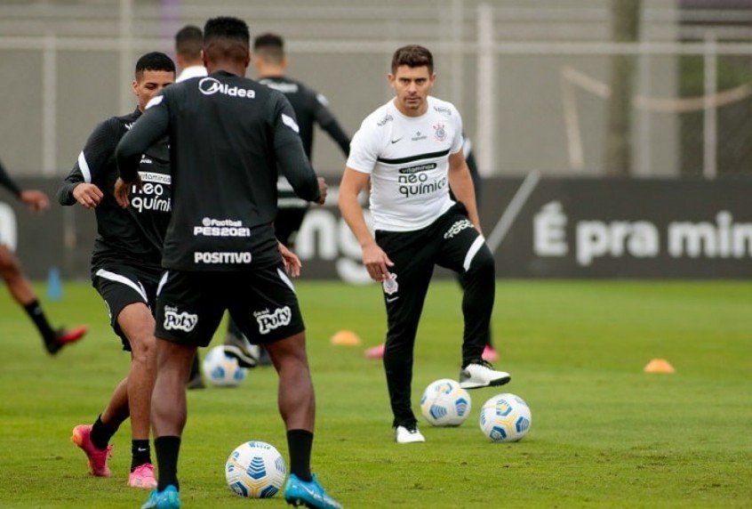 Alex deixa a base do Corinthians e vira auxiliar da equipe principal Alex deixa a base do Corinthians e vira auxiliar da equipe principal