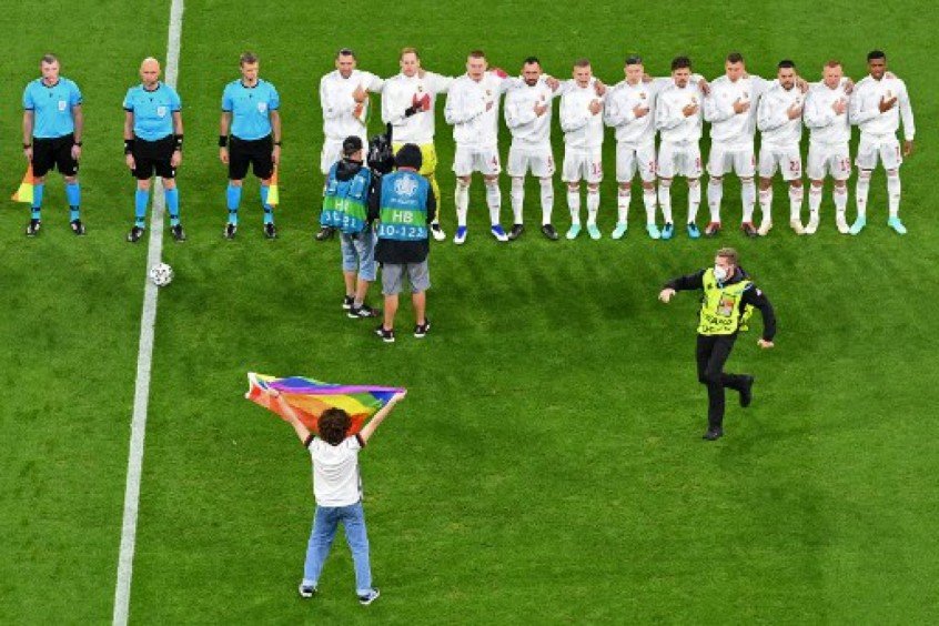 Ativista dos direitos LGBTQIA+ invade o campo de Alemanha x Hungria com bandeira arco-íris Ativista dos direitos LGBTQIA+ invade o campo de Alemanha x Hungria com bandeira arco-íris