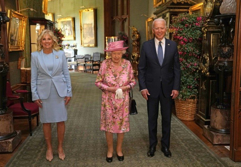 Rainha Elizabeth II recebe Joe Biden e sua esposa no Castelo de Windsor Rainha Elizabeth II recebe Joe Biden e sua esposa no Castelo de Windsor