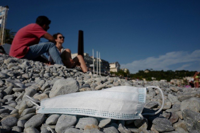 França suspenderá uso de máscara ao ar livre e toque de recolher França suspenderá uso de máscara ao ar livre e toque de recolher