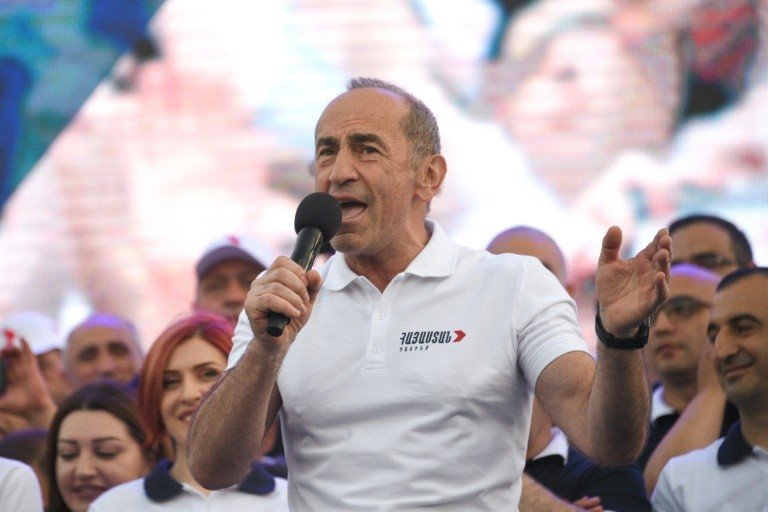 Opositor armênio contesta resultados eleitorais e denuncia fraudes Opositor armênio contesta resultados eleitorais e denuncia fraudes