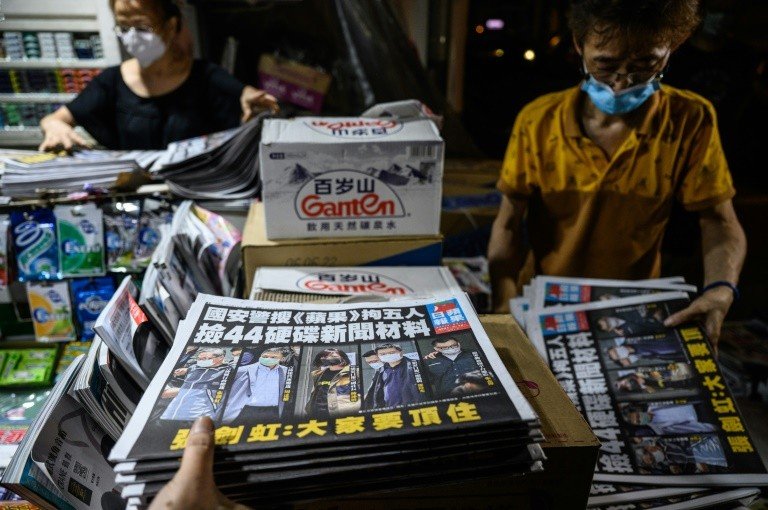 Jornal pró-democracia de Hong Kong publica edição em tom de desafio após operação da polícia Jornal pró-democracia de Hong Kong publica edição em tom de desafio após operação da polícia