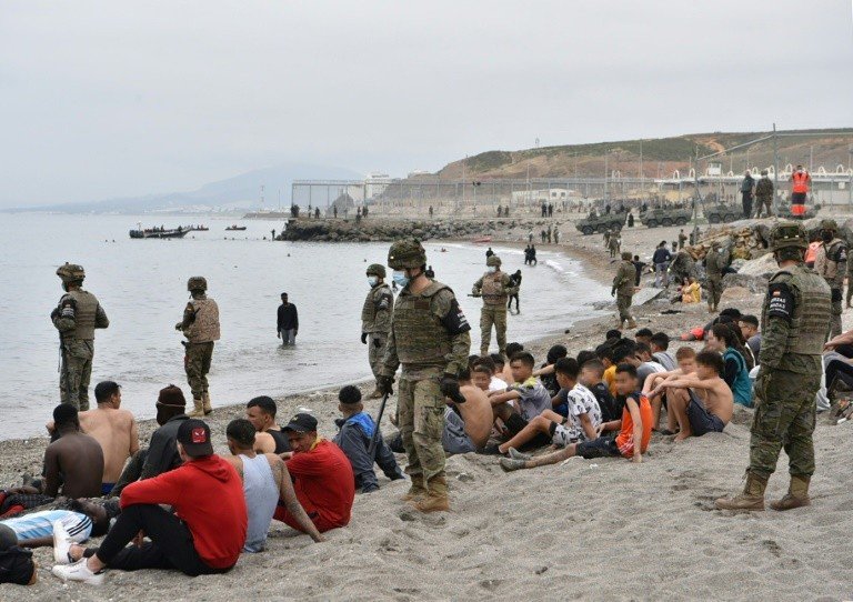 Três mil migrantes ainda estão em Ceuta, um mês após crise com o Marrocos Três mil migrantes ainda estão em Ceuta, um mês após crise com o Marrocos