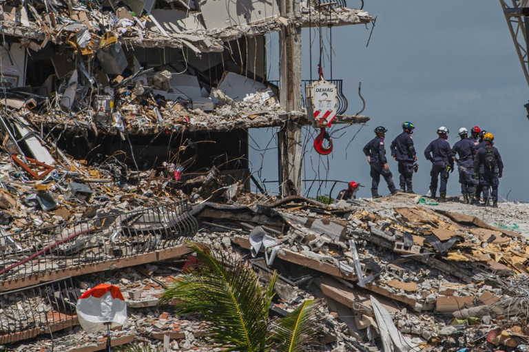 Exaustos, socorristas ainda buscam vítimas de prédio que desabou na Flórida