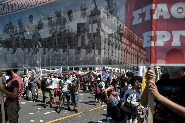 Grécia tem greves e protestos contra lei trabalhista Grécia tem greves e protestos contra lei trabalhista