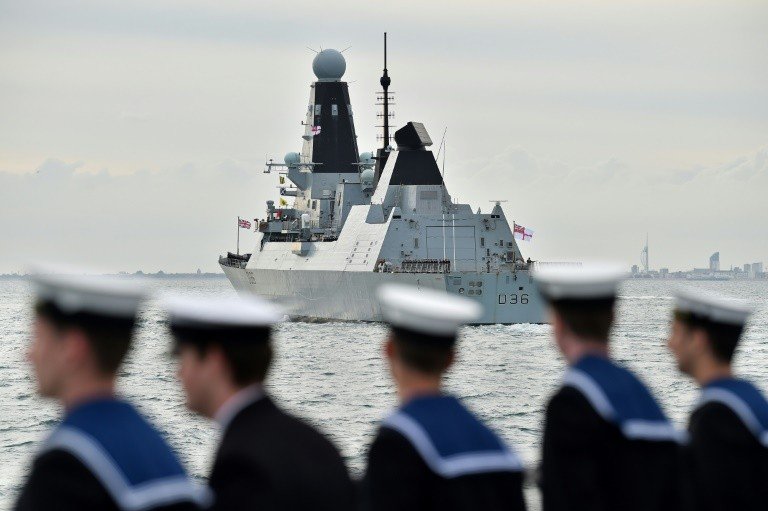 Rússia diz ter dado tiros de advertência contra navio britânico; Reino Unido nega Rússia diz ter dado tiros de advertência contra navio britânico; Reino Unido nega