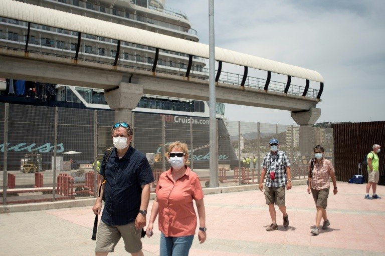 UE abre as portas aos turistas americanos e franceses aposentam a máscara em locais abertos UE abre as portas aos turistas americanos e franceses aposentam a máscara em locais abertos