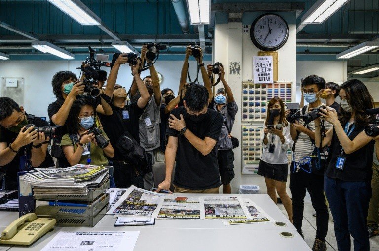 Dois executivos de jornal pró-democracia de Hong Kong acusados com base na lei de segurança Dois executivos de jornal pró-democracia de Hong Kong acusados com base na lei de segurança