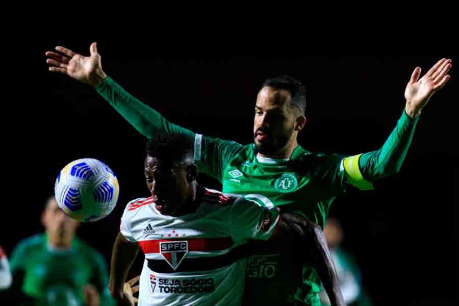 Com um a menos, São Paulo empata com a Chapecoense e segue sem vencer no Campeonato Brasileiro Com um a menos, São Paulo empata com a Chapecoense e segue sem vencer no Campeonato Brasileiro