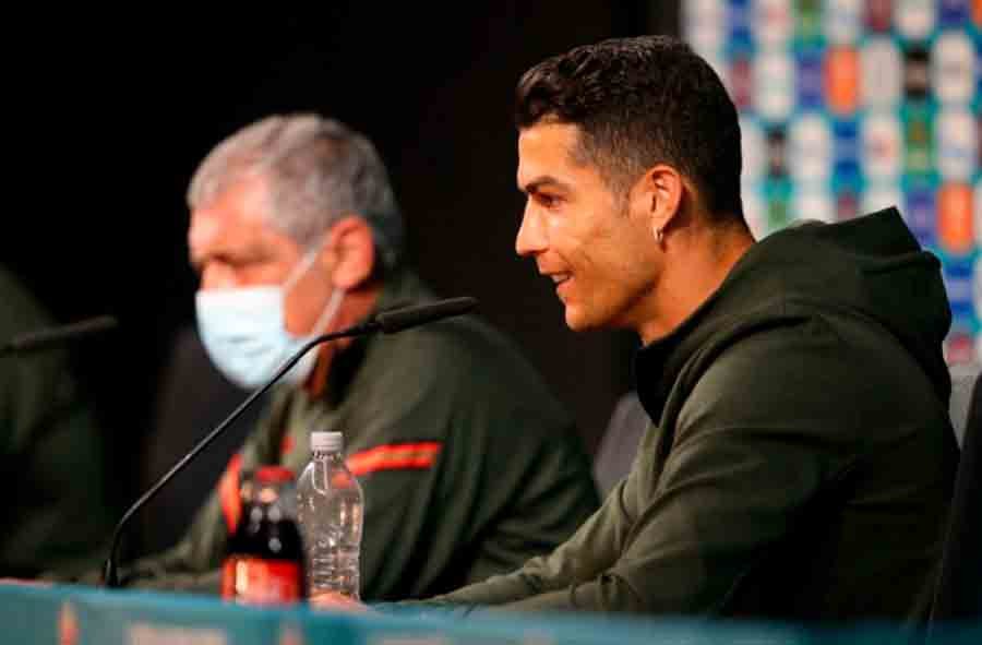 Em coletiva, Cristiano Ronaldo troca garrafas de refrigerante por água; veja Em coletiva, Cristiano Ronaldo troca garrafas de refrigerante por água; veja