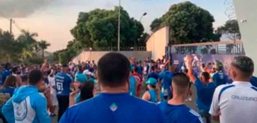 Torcedores do Cruzeiro pedem saída da diretoria e ‘cornetam’ o time Torcedores do Cruzeiro pedem saída da diretoria e ‘cornetam’ o time
