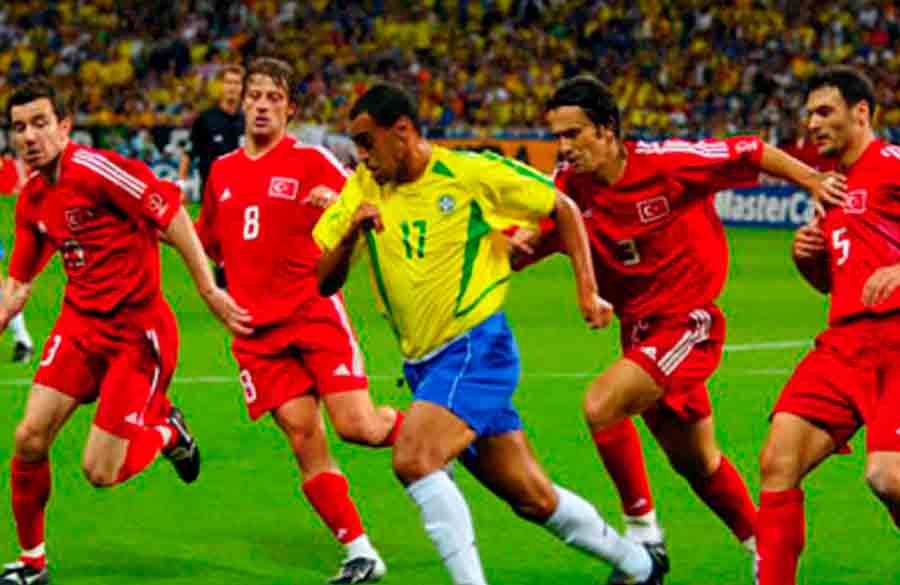 Denílson revela que guarda camisa de um dos turcos de lance famoso da Copa do Mundo de 2002