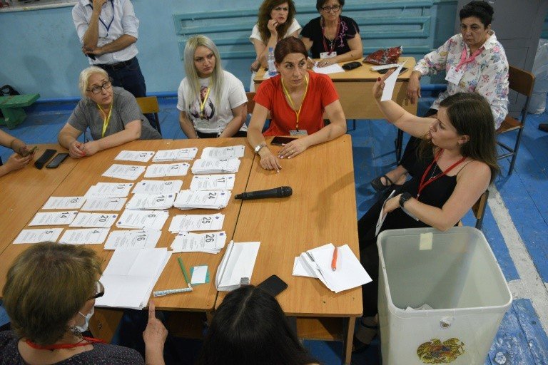 Armênios apuram votos de eleições legislativas imprevisíveis Armênios apuram votos de eleições legislativas imprevisíveis