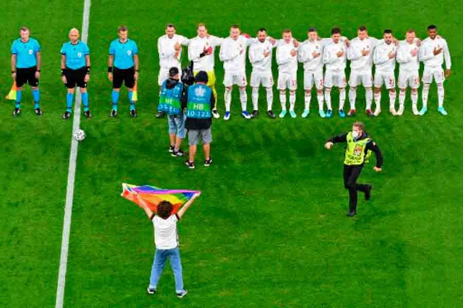 Ativista dos direitos LGBTQIA+ invade o campo de Alemanha x Hungria com bandeira arco-íris Ativista dos direitos LGBTQIA+ invade o campo de Alemanha x Hungria com bandeira arco-íris