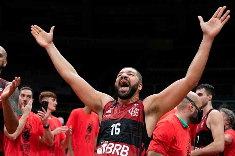 Flamengo anuncia renovação de Olivinha, e ídolo comemora: ‘Vou dar a minha vida’ Flamengo anuncia renovação de Olivinha, e ídolo comemora: ‘Vou dar a minha vida’