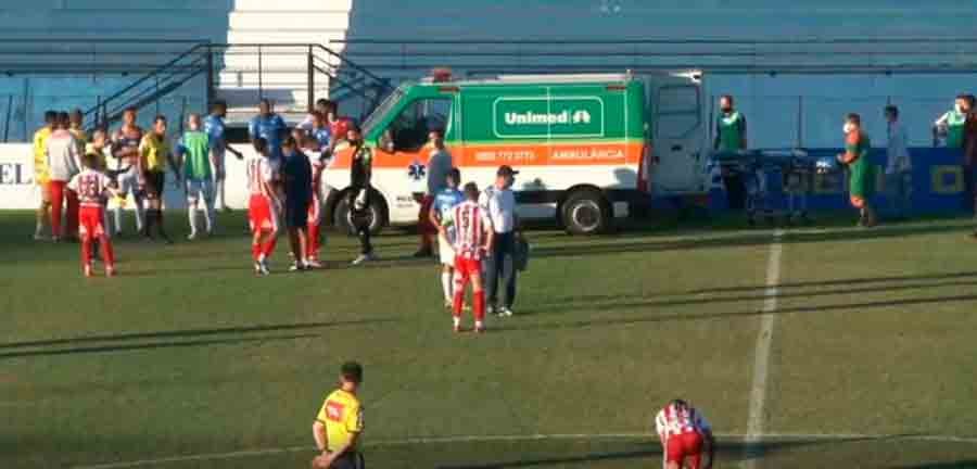Semelhante ao caso Eriksen, jogador do Bangu desmaia e convulsiona em jogo da Série D do Brasileiro Semelhante ao caso Eriksen, jogador do Bangu desmaia e convulsiona em jogo da Série D do Brasileiro