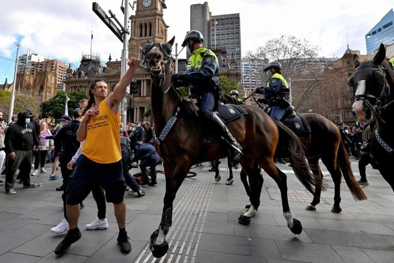 Manifestantes anticonfinamento enfrentam a polícia na Austrália Manifestantes anticonfinamento enfrentam a polícia na Austrália