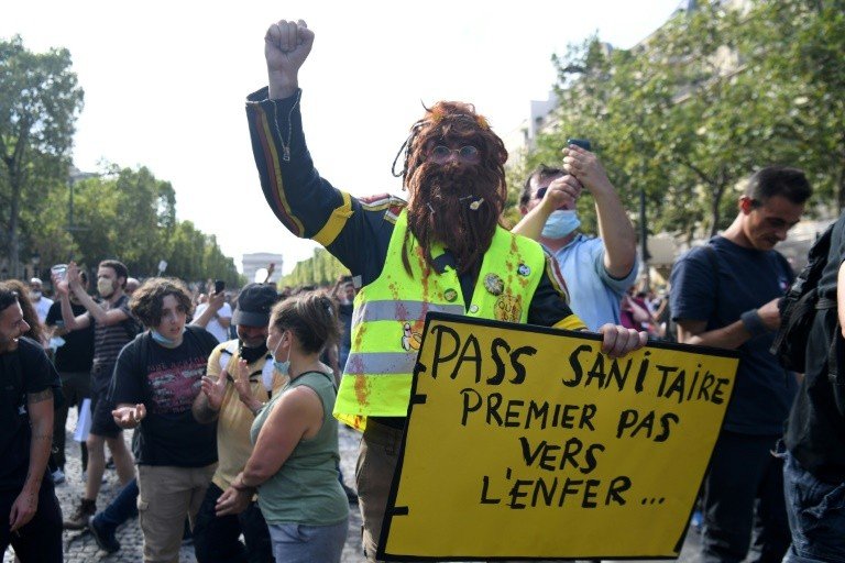 Milhares de pessoas protestam contra as restrições sanitárias na Europa e na Austrália Milhares de pessoas protestam contra as restrições sanitárias na Europa e na Austrália