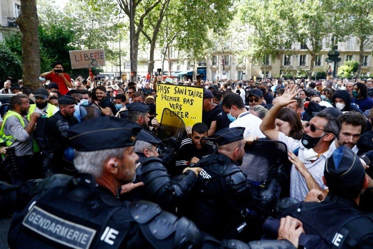 Milhares de pessoas protestam na França contra restrições anticovid Milhares de pessoas protestam na França contra restrições anticovid