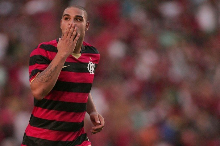 Ídolo do Flamengo, Adriano Imperador é eternizado na Calçada da Fama do Maracanã Ídolo do Flamengo, Adriano Imperador é eternizado na Calçada da Fama do Maracanã