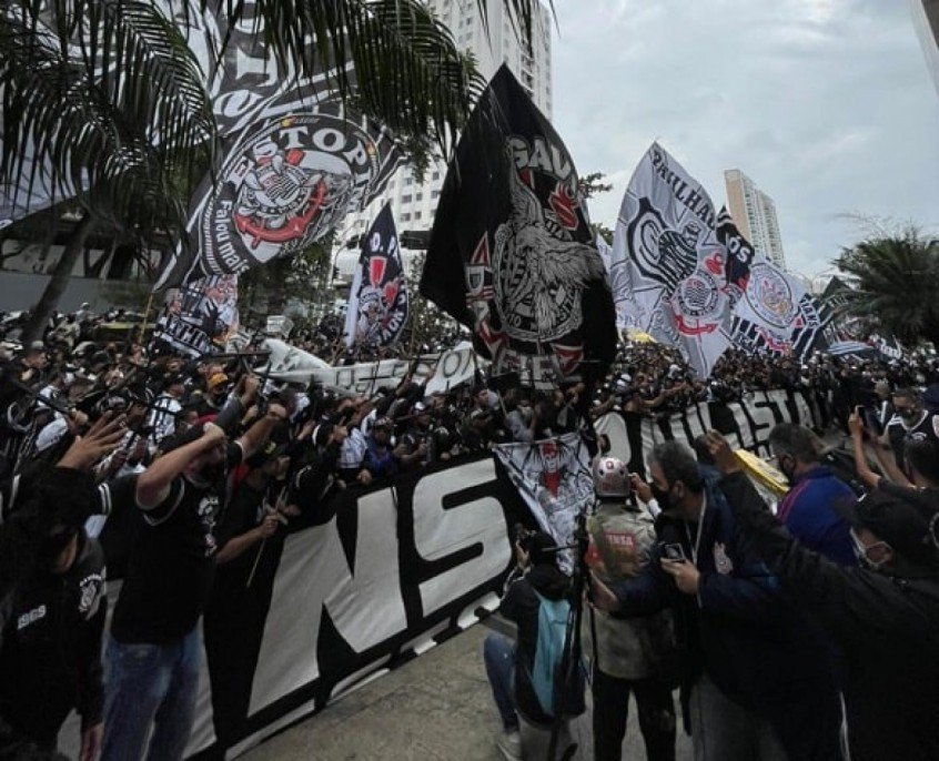 Torcedores do Corinthians voltam a protestar em frente à sede do clube Torcedores do Corinthians voltam a protestar em frente à sede do clube